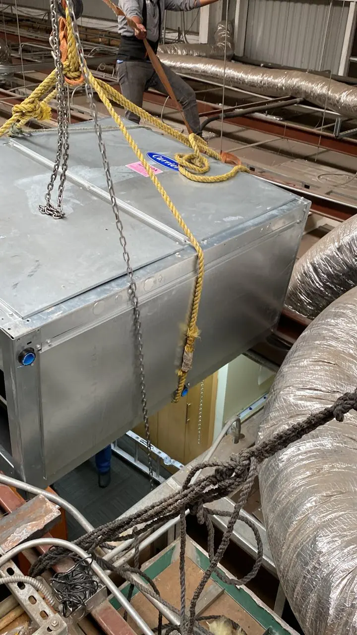 Instalación de equipo de aire acondicionado con ductos